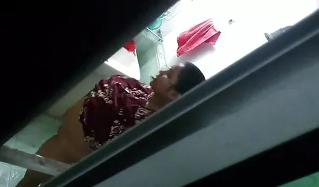 மஞ்சள் ஷார்ட்ஸ் இளம் பெண் செக்ஸ்