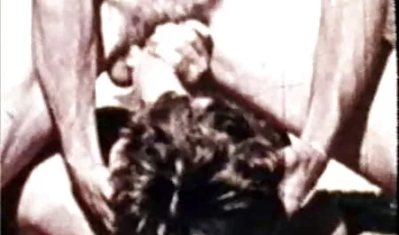 அவர் நேசிக்கிறார் சக் என் சிறிய கருங்காலி பாதங்கள் இளம் செக்ஸ், காலுறைகள்