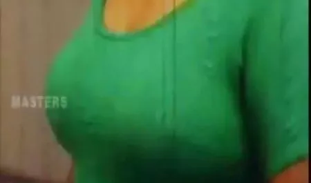 சோதனை அவளது இளம் பெண்கள் யோனி